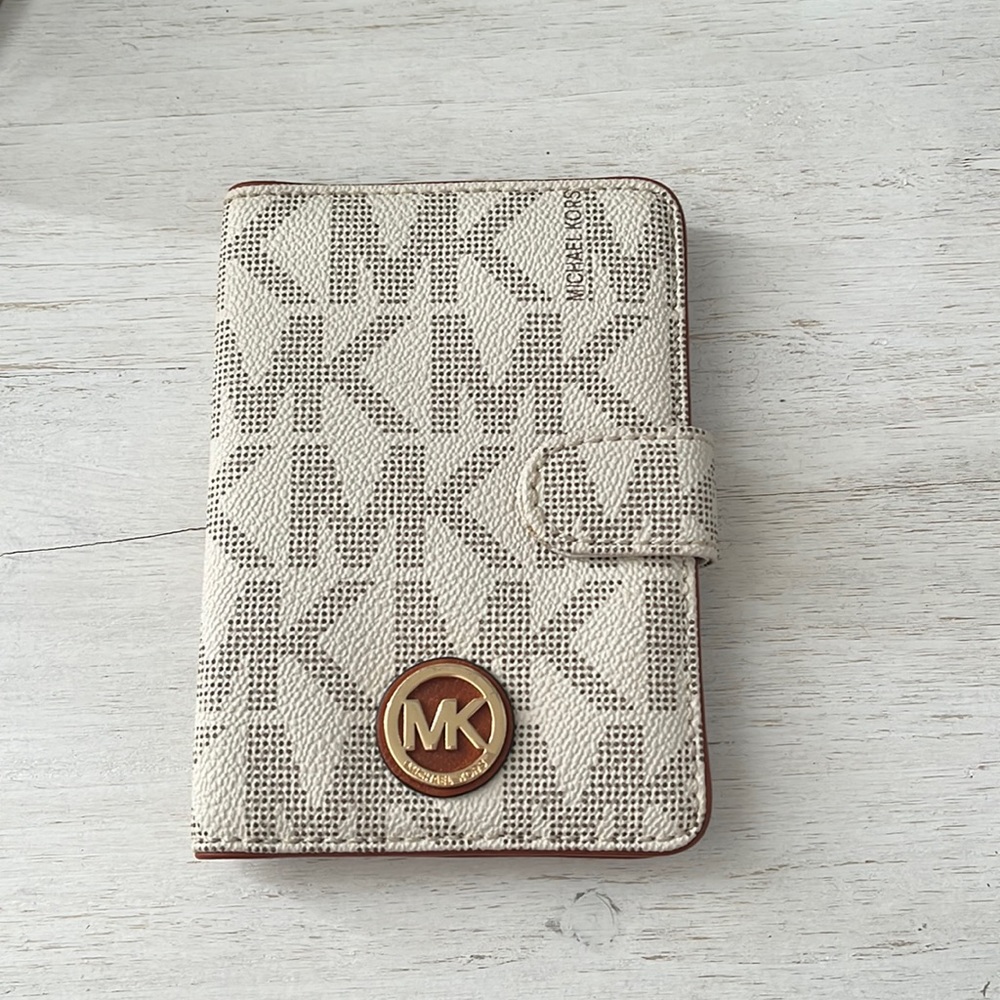 Michael Kors Snap wallet